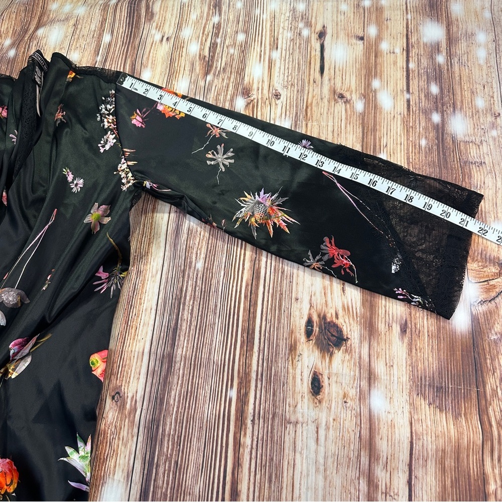 Victoria's Sectet Floral Lace Chantilly Kimono Robe Size XS/S - Picture 15 of 16